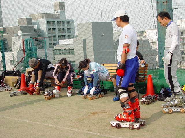 06 Trisトレーニングイベント In セントラルフィットネスクラブ １ 期日 06年10月22日 日 場所 世田谷区 セントラル フィットネスクラブ用賀 スキーブーツを履いて正確なターンポジションを学ぶオフトレツール Tris を使ったトレーニングイベント