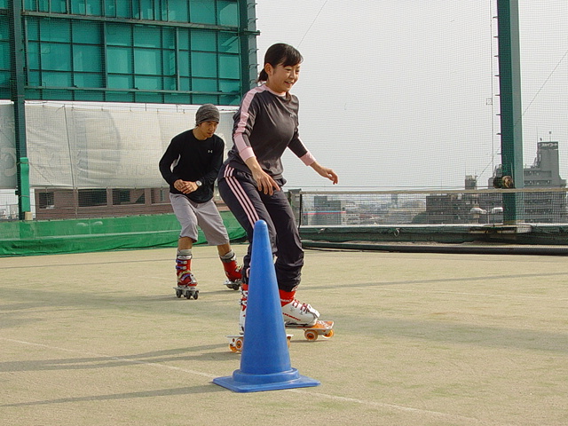 06 Trisトレーニングイベント In セントラルフィットネスクラブ １ 期日 06年10月22日 日 場所 世田谷区 セントラル フィットネスクラブ用賀 スキーブーツを履いて正確なターンポジションを学ぶオフトレツール Tris を使ったトレーニングイベント